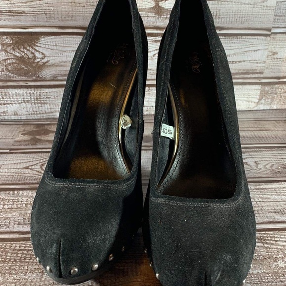 Womens Black Suede Pumps - Picture 2 of 6